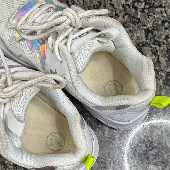 Zumba Fitness White leather Sneakers with Iridescent Accents EUC 5 - Picture 11 of 13